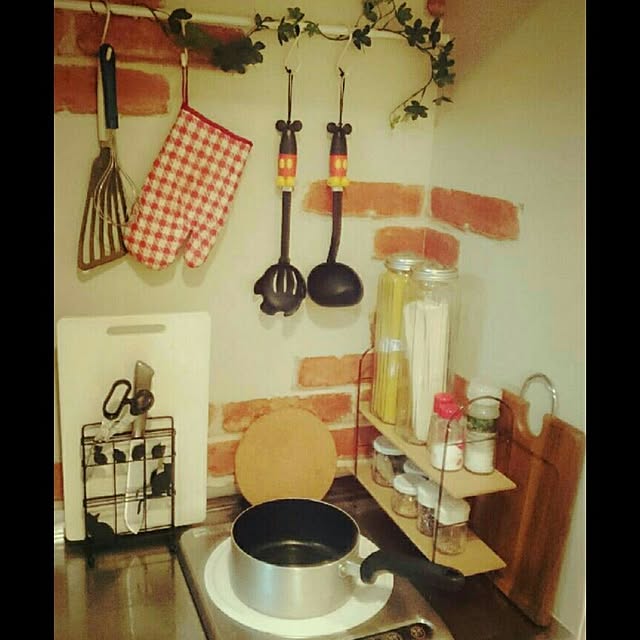 Kitchen,100均,狭いキッチン,3coios,リメイクシート,フェイクグリーン,一口コンロ,カフェ風,れんがリメイクシート,ナチュラル,ひとり暮らし,つっぱり棒,natural kitchen,賃貸でも楽しく♪,狭いけど諦めない！,社宅 aycameraの部屋