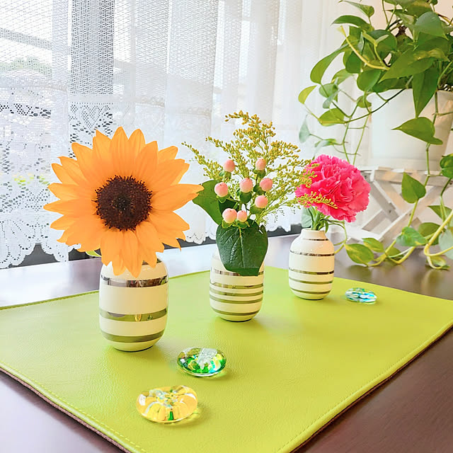 一輪挿し,グリーン,花瓶,マンション暮らし,花のある暮らし,観葉植物,窓辺,ポトス,カーネーション,フラワーベース,RoomClipショッピング,ヒマワリ,ヒペリカム,ソリダコ,出窓,レースカーテン,ランチョンマット,百均鉢台,津軽びいどろ,箸置き,ひまわり,ケーラーオマジオミニ シルバー,KHALER,夏,Bedroom,ケーラーオマジオミニ love1017の部屋