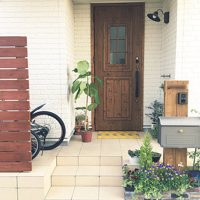 アイアンバー,アイビー,表札,花壇ＤＩＹ,花壇,自転車置き場,ウッドフェンス,ポスト,玄関マット,玄関ドア,ドア,北欧風,北欧,LIXIL,ユーカリ,無印良品,IKEA,子供がいる家,Entrance,庭,電子キー konatsuの部屋