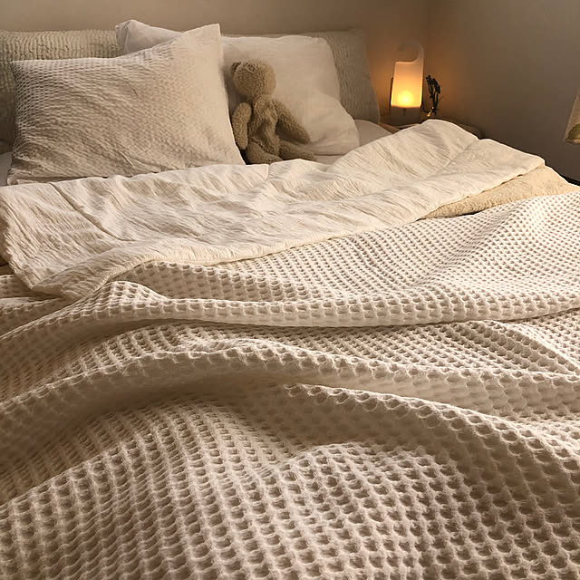Bedroom,お布団に入る時が至福の時,持ち運べる明かり,ホワイト,ホワイトインテリア,シーツと枕カバーは無印,ニトリのワッフルブランケット,ニトリの肌ふとん,無印良品の毛布,ブランケット,布団,ニトリ,無印良品,ナチュラル,インテリア,癒し,季節を感じる暮らし,後でゆっくりお邪魔します,白,重ね使い Kaeru-Mamaの部屋
