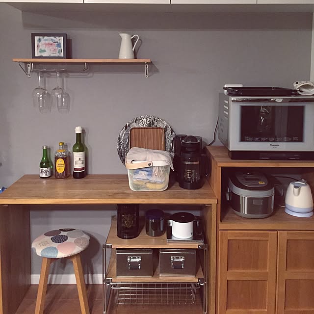 Kitchen,モモナチュラル,無印良品,IKEA,ウォールシェルフDIY,ワイングラスホルダー,ナチュラル,シンプル,グレーの壁,ユニットシェルフ,こどもと暮らす。,アクセントクロス tapiiの部屋