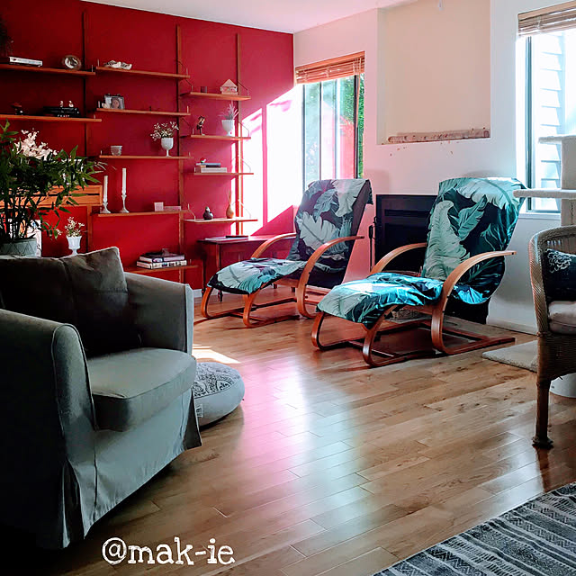 アクセントウォール 赤,写真練習中,Benjamin Moore,築40年以上,バンクーバー,コロナが早く終息しますように,シンプルに暮らす,カナダ,森での暮らし,自分スタイル,外出自粛,季節の移り変わりを楽しむ,おうち時間,5月,古い家,ハッピーライフスタイル,帰りたくなる家,Overview,デンマーク製,壁付け家具,形見分け,グランマの部屋,模様替え,リゾートスタイル,布あそび,バナナリーフタペストリー,ファミリールーム,stay home Makieの部屋