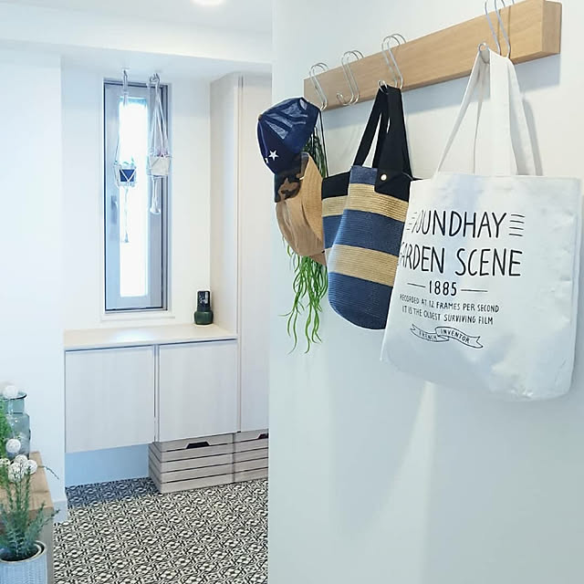 Entrance,S字フック,マンション,マンションインテリア,無印良品,壁に付けられる家具,長押,収納,いいね、フォロー本当に感謝です♡,壁紙屋本舗,玄関の床,クッションフロア,幾何学模様,グリーンのある暮らし,フェイクグリーン,玄関の壁,廊下の壁,山善,山善アンバサダー,ウッドボックス tttbbbの部屋