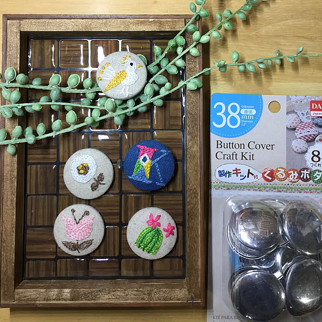 My Desk,トレーDIY,ダイソーのくるみボタン,いいね、フォロー本当に感謝です♡,押し逃げごめんなさい,コメントお気遣いなく♡,見て下さって感謝です♡,刺繍、初心者です yokoymの部屋