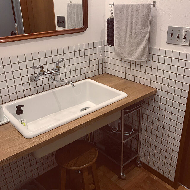Bathroom,洗面所,洗面台,アメリカンコンセント,アメリカンスイッチ,名古屋モザイクタイル,タイル,三栄水栓,TOTO陶器流しSK6,TOTO 実験用シンク,TOTO,パーケットフローリング,パーケット,スツール chihiroの部屋