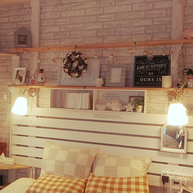 Bedroom,棚DIY,ミカズキモモコ,手作り棚,1×4材,1×6材,2×4材,BONBONHOME,10000人の暮らし,壁紙DIY,セリア,300円SHOP,ニトリ,IKEA 照明,ホワイトインテリアに憧れて♡,パッチワーククッション kazuの部屋