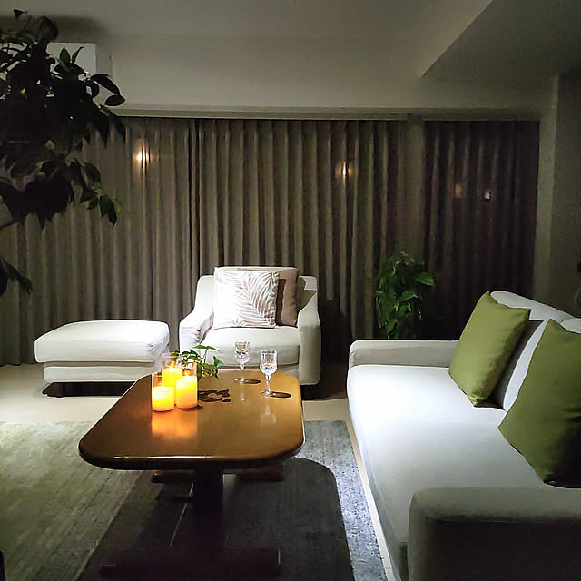 Lounge,ホテルライク,マンション暮らし,観葉植物,東京インテリアのカーテン,グラデーションラグ,LEDキャンドルライト,ソファー,クッションカバー ニトリ,ポトスタワー仕立て,ベンジャミン,くつろぎの時間,昇降式テーブル,グリーン,ポトス水挿し,夜のリビング,スポットライトLED,天井付けカーテン,カバー付きカーテンレール,癒し,カーテン love1017の部屋