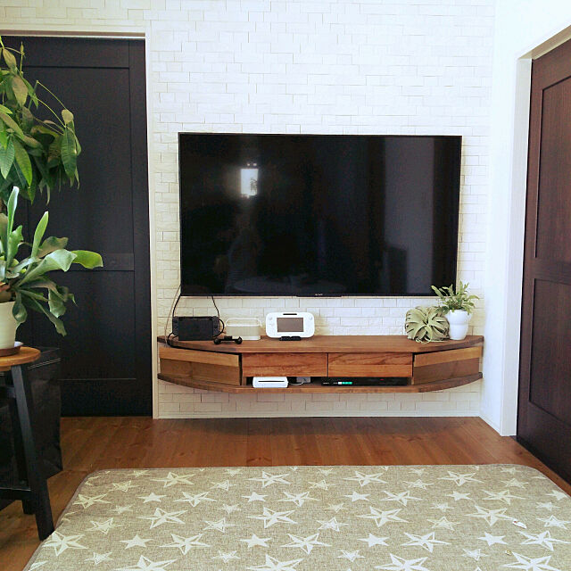 Lounge,テレビボード,カフェ風,造作テレビボード,壁掛けテレビ,65インチ colonの部屋