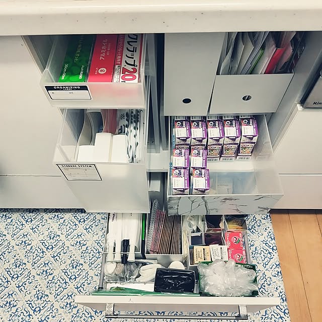 Kitchen,引き出し収納,カメラマーク消し,ごみ袋収納,ビニール袋収納,ラップ収納,シンクのすぐ横です,食洗機外して収納に,無印良品 収納,滑り込みセーフ,キッチンマット,突っ張り棒利用,ファイルケースには旦那のトマトジュース,その隣は小さめの紙袋 hiro3の部屋