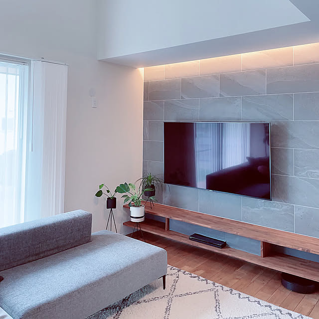 DIY 目隠し,間接照明,テレビ周りの収納,漆喰の壁,シンプルインテリア,観葉植物,きれいに保つ,お気に入りの場所,注文住宅,エコカラット,造作棚,ソファ,壁掛けTV,ラグ,Lounge A-Yuの部屋