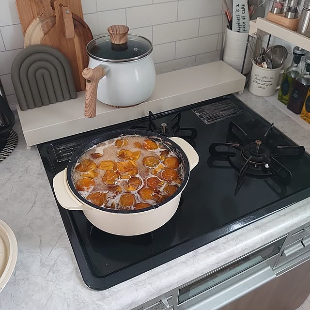 Kitchen,心地よく暮らす工夫,皆さんとの出逢いに感謝♡,コメントお気遣いなくです❤︎,いつも見てくれてありがとうございます♡,果肉まで食べられる伝説の梅シロップ,山善,キャセロール鍋,梅しごと,電気鍋,HARIO,調理ボウル3点セット,OYOY,鍋敷き,はるさんのレシピ,北欧,海外インテリアに憧れる,IKEA,シーグラスシェード,左のボトルは去年の梅酒,カッティングボード,ヨーグルトメーカー mri96の部屋