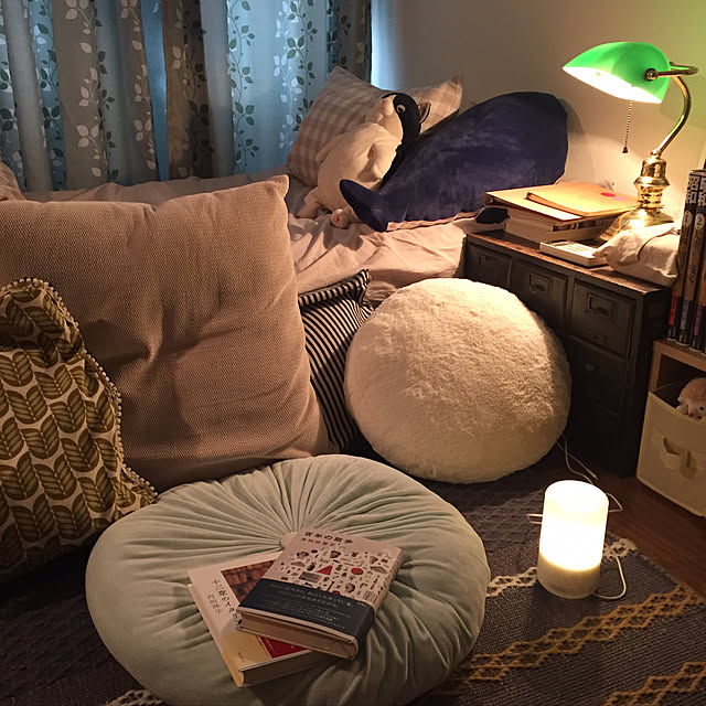 Lounge,休日の自分時間,一人暮らし,１K,６畳,無印良品,クッション,ぬいぐるみ,ベッド,抱き枕,くじら,カーテン papillonの部屋