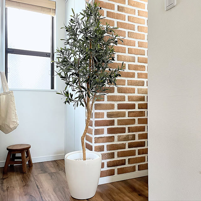 オリーブの木,レンガ壁,植物のある暮らし,木が好き,木のぬくもり,狭小住宅,ナチュラル,北欧ナチュラル,建売住宅,イベント参加,北欧,縦長LDK,リビングダイニング,フェイクグリーン,Lounge arilemaの部屋