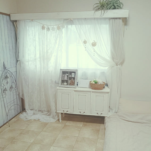 Bedroom,DIY,カーテンボックスDIY,ホワイトインテリア,シャビーホワイト,レース,カラーボックス,扉は段ボールです,ろくろ脚,カラボ リメイクDIY,アイアン,ブラン・フレームドシェルフ,なんちゃってﾓｰﾙﾃﾞｨﾝｸﾞ,エコクラフトでﾓｰﾙﾃﾞｨﾝｸﾞ miho.okuの部屋