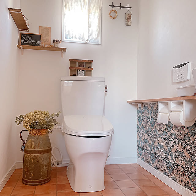 トイレのインテリア,アンティークのある暮らし,アナベル,ナチュラル,ウィリアムモリス,DIY,こどもと暮らす。,shiiiipon0807_home,ダイソーリメイクシート,二階トイレ,ダイソー,インスタＩＤ⇨,100均リメイク,心地良い暮らし,Instagram,ウィリアムモリスのマスキングテープ shiiiiponの部屋