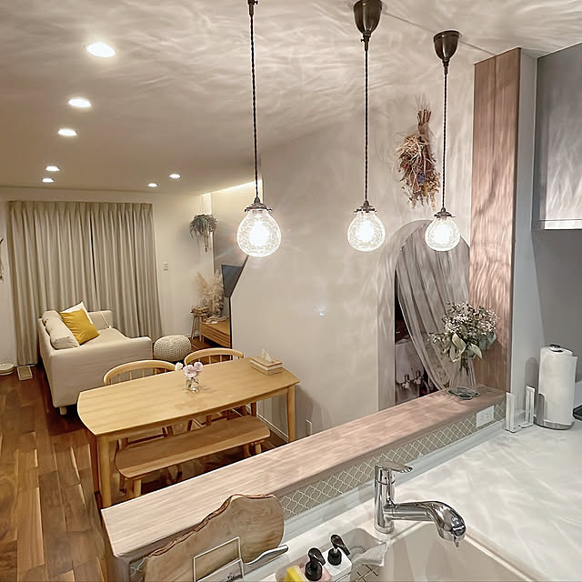 好きな風景,韓国インテリア,instagram→kyoro_home,北欧インテリア,ベージュが好き♡,淡色女子,シンプル,マイホーム,おうちで過ごそう,おうち時間を楽しむ,おうち時間,リビングインテリア,ベージュインテリア,淡色インテリア,インテリアカラー,くすみカラー,ドライフラワーのある暮らし,木製家具,IKEAのソファー,テレビ背面クロス,ニットプフ,テレビボード,椅子,ウィンザーチェアー,Kitchen kyoro_homeの部屋