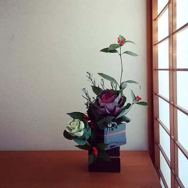 My Desk,お正月インテリア,活け花,生け花のある暮らし,葉牡丹,お正月のお花,花器,花器二段重ね,和室,リモート部屋に,母の指導による,和を楽しむ,優しさで溢れる年になりますように。,生け花 trの部屋