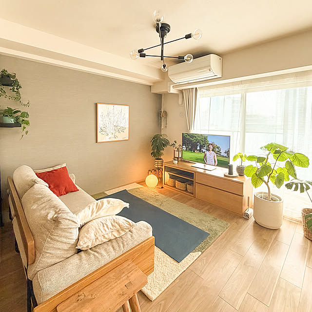 Lounge,朝の１枚,朝の風景,リビング,マンション,テレビボード,ナチュラルインテリア,ヨガマット,春,ヨガ,北欧ナチュラル,春休み,unico ソファ,無印良品テレビボード,モモナチュラルのラグ,ヨガスペース,朝ヨガ,ウニコソファ Anthuriumの部屋