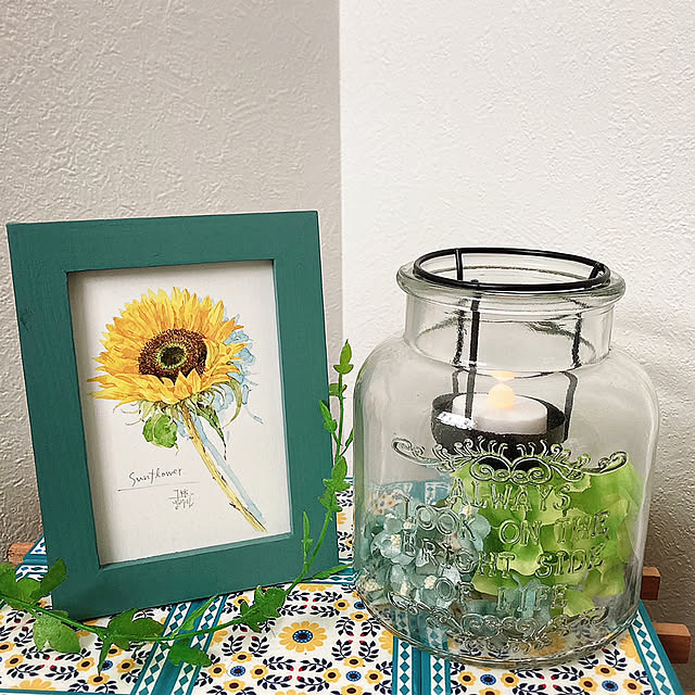 セリアのフォトフレーム,ひまわり,三好貴子さんの水彩画ポストカード,ニトリのLEDキャンドル,フェイクグリーン,ガラスのキャンドルホルダー,ワッツのタイル,ディスプレイコーナー,階段上のディスプレイコーナー,参道沿いに建つ家,築37年,昭和の家,東西に長い家,My Shelf mommyの部屋