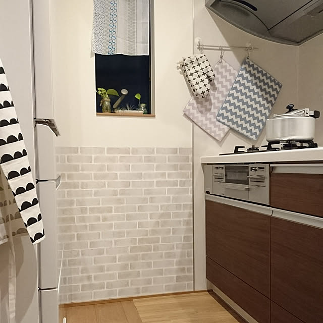 Kitchen,クロス柄,ジグザグ柄,リメイクシート,ダイソーリメイクシート,リンナイ,無印良品,吸水マット,冷蔵庫,ひっかけるワイヤークリップ,100均アイテム,リンナイガスコンロ,ミトン,Panasonic,アルミハンガー,ミニ模様替え,腰壁風 yukoの部屋