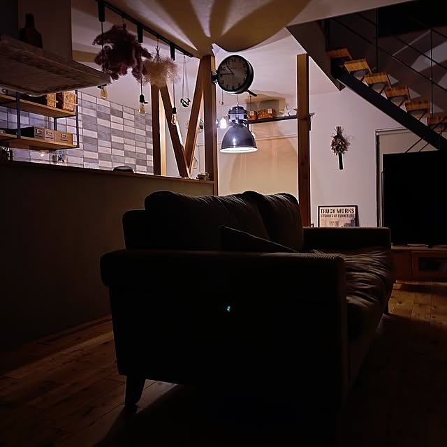 Lounge,節約,DULTON,注文住宅,イベント参加,無垢床,無垢の床,リビング階段,インダストリアル,吹き抜けリビング,スケルトン階段,インダストリアルインテリア,鉄骨階段,吹き抜けのある家,ペンダントライト,TRUCK,スチール棚,ドライフラワー,モルタル腰壁,あらわし柱,スワッグ,DIESELタイル mamaの部屋