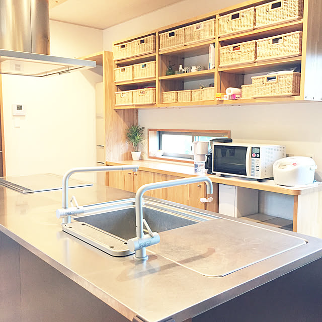 Kitchen,造り付け収納,トーヨーキッチン,無印良品,ナチュラル,茶色×白×グリーン,子供と暮らす,子供のいる暮らし,カゴ収納,カゴ/バスケット,キッチン収納棚,フェイクグリーン,シンプルが好き,シンプルナチュラル,アイランドキッチン ssizeの部屋