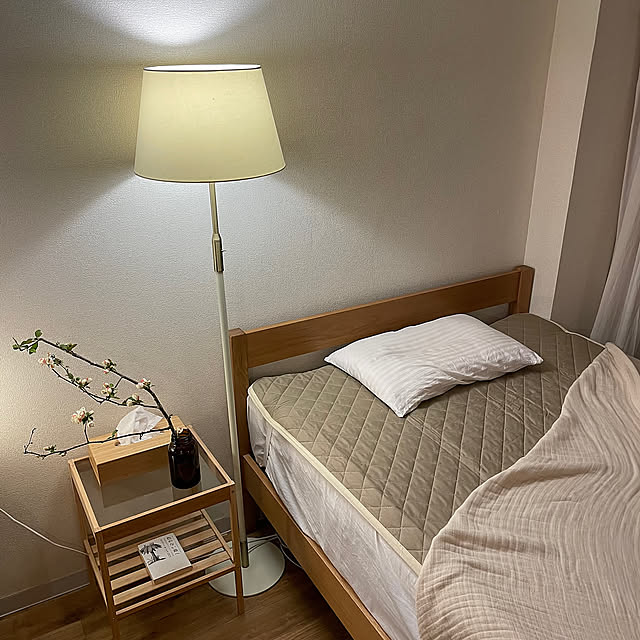 Bedroom,IKEA,間接照明,一人暮らし,フラワーベース,ナチュラルインテリア,寝具,木製家具,fab the home,ファブザホーム,ぼけの花,敷きパッドシーツ,花のある暮らし RIKAの部屋