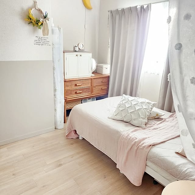 Bedroom,ビフォーアフター,賃貸,賃貸インテリア,プチプラインテリア,賃貸でも楽しく♪,DIY,現状回復OK,リメイクシート,クッションフロアDIY,寝室,淡い色がすき,3CIONS,ガーゼケット,シングルベッド,淡色インテリア,夏,リース pinonの部屋
