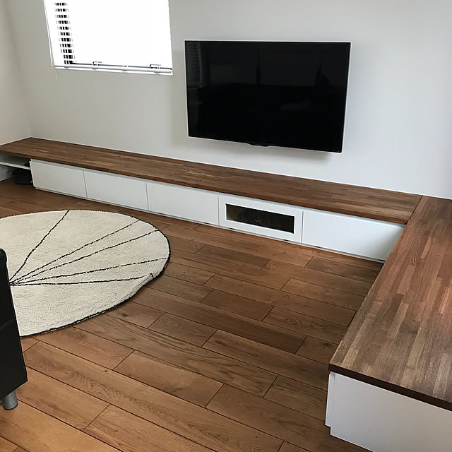 Lounge,ルンバ基地,円形ラグ,バンブーブラインド,壁掛けテレビ,造作テレビボード,テレビボード,イベント用 key_kanaの部屋