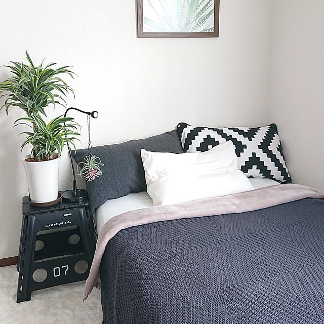 Bedroom,1K,6畳,7畳,賃貸,一人暮らし,無印良品,IKEA,モノトーン×グリーン,観葉植物,ドラセナ,ドラセナワーネッキー,脚付マットレス,グリーンのある暮らし,スツール,モノトーン×ブラウン saya-nagaの部屋