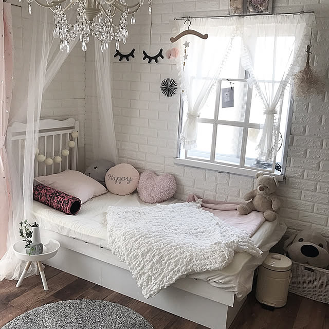 On Walls,サイドテーブルは植木鉢の受け皿(笑),サイドテーブルDIY,ウォールデコ,ブランケット,ルームファクトリー,クッションレンガシート,天蓋カーテン,IKEA,女の子,キッズルーム,子供部屋,娘の部屋,シャンデリア,クッション,西川産業の毛布,寝具,賃貸,クッションフロア,ベッドルーム,DIY,海外風,ホワイトインテリア,海外インテリア,賃貸DIY,ニトリのラグ,布団カバー,スクエアフレーム,ニトリ maiikkooの部屋