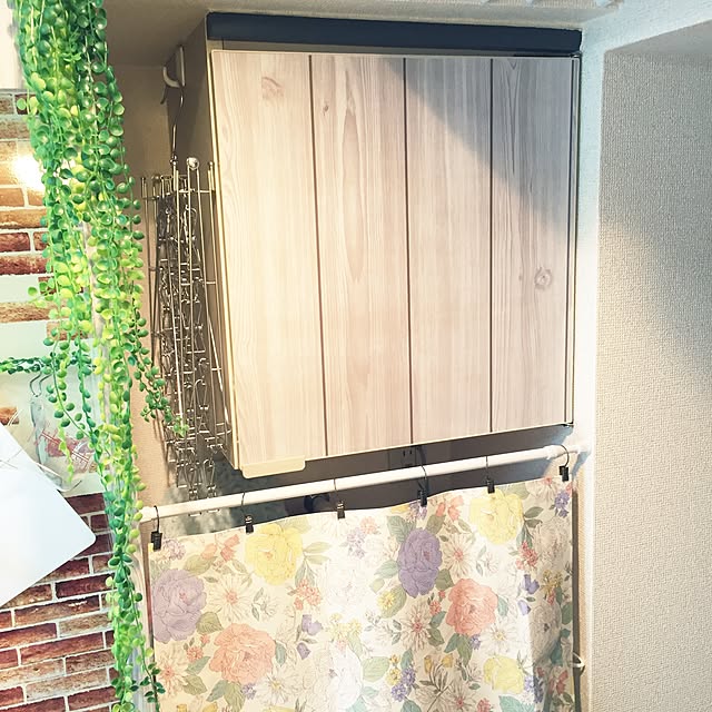 Bathroom,玄関前,玄関入ってすぐ,洗濯機目隠し,花柄,花柄カーテン,カーテンクリップ,カーテン 手作り,目隠しカーテン,洗濯機置き場,洗濯機周り,洗濯機,リメイクシート 白木目,キャンドゥ,100均,一人暮らし,フェイクグリーン,つっぱり棒,リメイクシート,白木目,壁紙 木目,白 大好き,リメイクシート木目調,洗濯機上 棚,狭い家の工夫,狭い,狭い家,狭い玄関,カントリー,ナチュラルカントリー,ナチュラル ru...chanの部屋