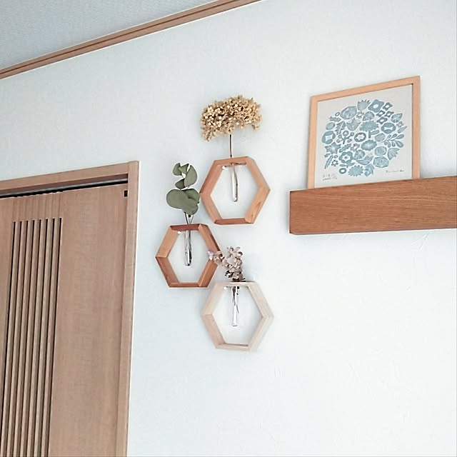 On Walls,一輪挿し,ダイソー,200円商品,フラワーベース,ドライフラワー,プチプラ,100均,花が好き,3枚投稿,六角形,ヘキサゴン,ナチュラルが好き,ナチュラルインテリア,バーズワーズシルクスクリーン,3個に増やした,あじさいドライ,ユーカリドライ,オレガノドライ,木製×ガラス,ウッドが好き,壁掛け一輪挿し,試験管の一輪挿し h.t.の部屋