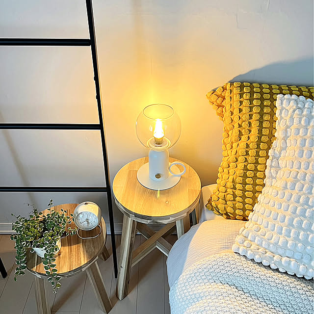 リラックスタイムがさらに充実！ベッド周りで役立つIKEAのインテリア