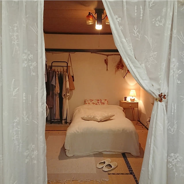 Bedroom,寝室,ひとり暮らし,一人暮らし,賃貸,賃貸アパート,和室,6畳,ドライフラワー,ハンガーラック,ナチュラル,レトロ,間仕切り,レースカーテン zunnchiの部屋