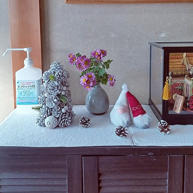 Entrance,消毒液,100均,ダイソー,雑貨,飾り物,置物,ガーデンピック,ピック,雪だるまピック,アンスリウム鉢植え,アンスリウム,松ぼっくり,松ぼっくりペイント,松ぼっくりツリー,トムテさん,クリスマス仕様,花瓶,畑のお花,菊 hiro.904の部屋