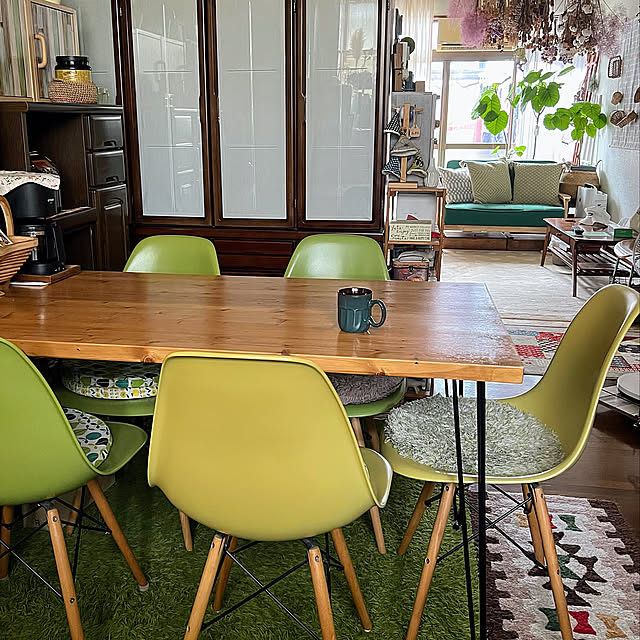 間仕切り,食器棚,ガーデン雑貨,窓辺のグリーン,窓辺,IKEA 雑貨,観葉植物,ウンベラータ,ダイニングテーブル,イームズ,イームズチェア,グリーン,ダイニング,ドライフラワー,好きな場所,古い家,癒し,スモークツリー,緑色が好き,Overview,セリア,ダイソー,キッチンからの眺め mohhaの部屋