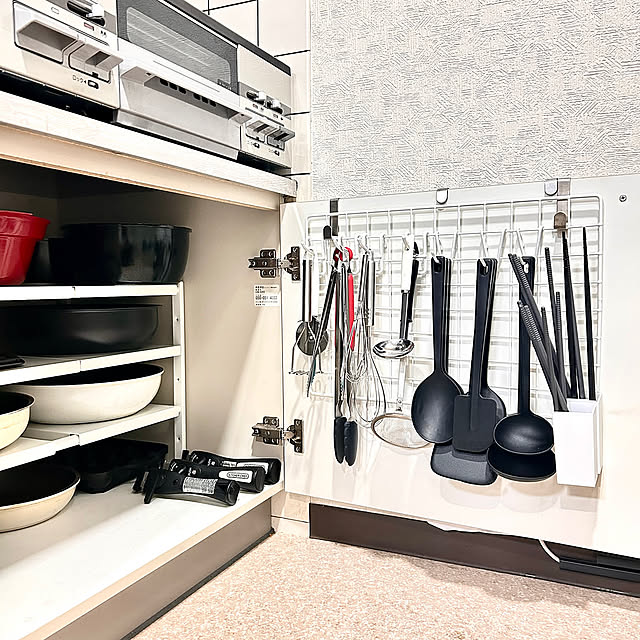 Kitchen,キッチンツール,キッチンツール吊り下げ,ワイヤーネット収納,扉裏収納,コンロ下収納,デッドスペース,収納,100均,セリア,シンプル,賃貸,隙間収納,築30年 LUMIXの部屋