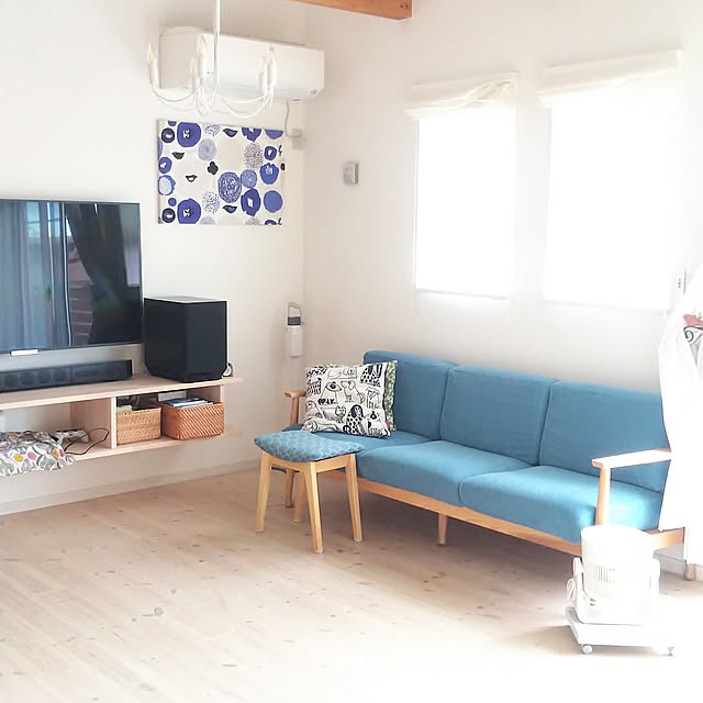 Lounge,おうち時間,ホワイト,暮らしを楽しむ,身の丈に合った暮らし,お気に入り,生活,ていねいな暮らし,統一感,ナチュラル,ホワイトインテリア,清潔感,北欧インテリア,インテリア,ソファ,リサラーソン,パイン無垢,床,ソファーのある暮らし,北欧,北欧ナチュラル s.houseの部屋