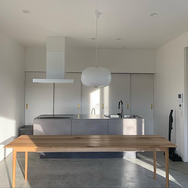 ウィッテ,背面収納,キッチン,サンワカンパニー,暮らしを楽しむ,小さな家,ローコスト住宅,建築家と建てる家,すっきり暮らす,中庭のある家,新築一戸建て,コの字の家,平家,ダイニングテーブル,コンクリート打ちっ放し,注文住宅,レクリント,モルタル床,ペンダント照明,Overview ______tnoieの部屋
