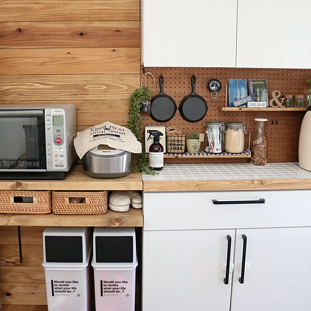 Kitchen,写真撮影,ホームセンター,収納アイデア,セリア,ダイソー,ニトリ,ラタンボックス,収納,見せる収納,ペンキ塗り,アイアン風,有功ボード,板壁DIY,有功ボードDIY,ニトスキ,壁面収納,ゴミ箱,棚板DIY,DIY,食器棚,食器棚リメイク,ディアウォール,ラブリコ,おうちカフェ,100均,雑貨 411.kaoriiiiの部屋