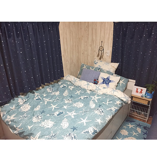 Bedroom,西海岸インテリア,海を感じるインテリア,西海岸スタイル,板壁風壁紙,ニトリ,ニトリのクッションカバー,ベッドルーム,マリンスタイル,夏インテリア,寝室,青が好き,BEACH STYLE,beach house,パキラ,観葉植物のある部屋,観葉植物,ダイソー,ニトリの布団カバー,サイドテーブル,星柄,カーテン gizumiiiiiの部屋