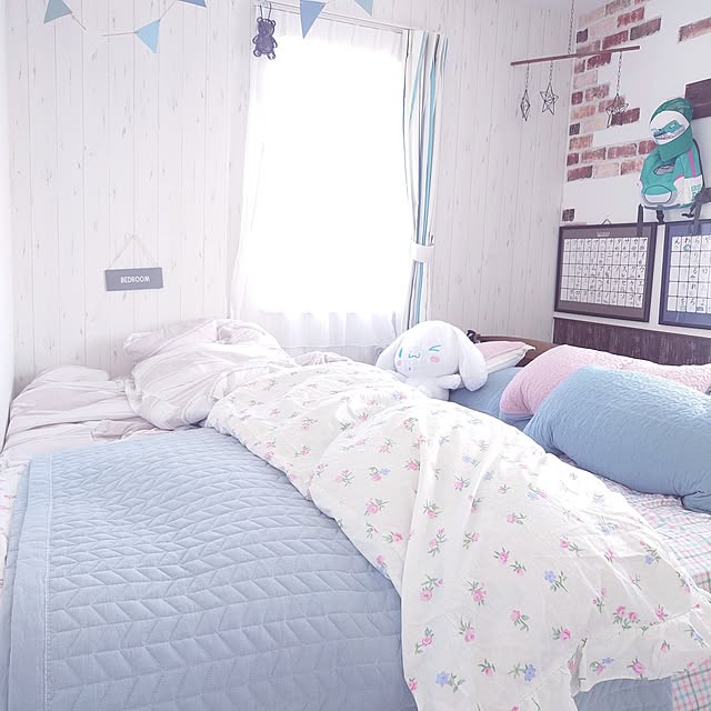 Bedroom,ホワイト,水色,ピンク,パステルカラー,布団カバー,ベッドスプレッド,イブル,ガーランド,虫こないもん,ひらがな表,カタカナ表,はやぶさ,2歳児,5.5畳,レンガ風,シナモロール harungoの部屋
