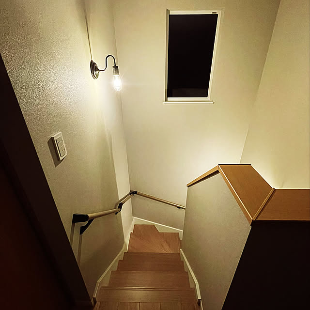 スクエアフレーム,Panasonic スイッチ,コスモシリーズワイド21,FIX窓,まわり階段,Panasonicの床,ブランケットライト,間接照明,階段の照明,階段の窓,階段,グレーの壁,カームチェリー柄,Overview,マットブラック,コイズミ照明,シンプルインテリア,型ガラス,LIXIL窓 kurinokiの部屋