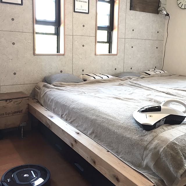 Bedroom,ルンバ,レイコップ,ベッド,IKEA,DIY,インスタ→TOMOOO.25,マイホーム,セルフリノベーション,壁紙屋本舗,男前インテリア,カフェ風インテリア,収納,山善,かべがみや本舗さん ranranの部屋