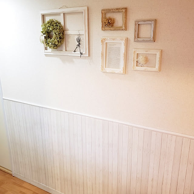 Entrance,両面テープ,賃貸でも諦めない！,賃貸でも楽しく♪,賃貸インテリア,プチプラインテリア,腰壁風,ニトリリメイクシート,フレームディスプレイ,アナベルリース,ナチュラルインテリア,ホワイトナチュラル,100均リメイク,廊下,現状回復,壁紙,フォロー&いいね ありがとうございます♡,忍者ピン,せまいおうち,プチプラ簡単♪,フレームリメイク,プラダンDIY pinonの部屋