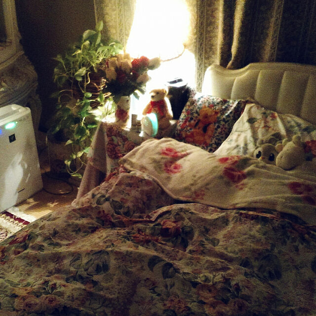 Bedroom,至福の時間,好きなものに囲まれて,いつも見て下さってありがとうございます♪,皆さんとの繋がりに感謝♪,古い賃貸で楽しく暮らす♪,いつも見てくれてありがとう❤,ナタリーレテのクマちゃんクッションカバー,RALPH LAUREN寝具,アロマディフューザー,空気清浄機,Panasonic加湿器,薔薇好き,アロマは呼吸から体の中に入り癒す,アロマは肌からも体の中に入り癒す,良いアロマはヒーリング効果あり,フランキンスではなくフランキンセス,首もとポカポカ teddybearの部屋