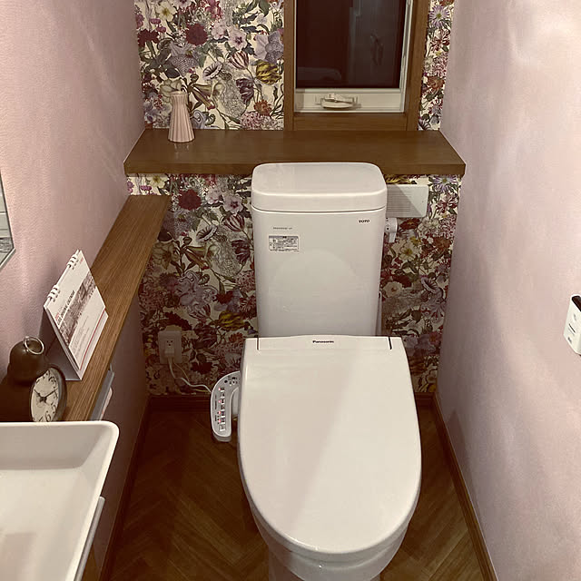 便座開閉は自動、洗浄は手動,ヘリンボーン,ピンク,派手な壁紙,Bathroom kiiの部屋