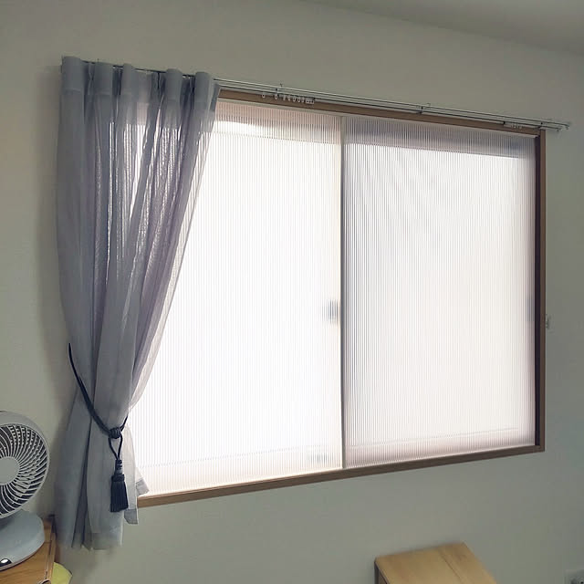 Bedroom,寝室の窓,内窓DIY,二重窓DIY,ポリカーボネート中空板,グレーのカーテン,Amazon,グッバイ結露,賃貸,カーテンタッセル,作り付け感、出たかな？ ujimAの部屋