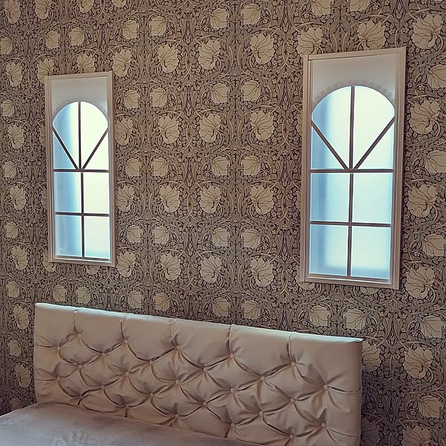 Bedroom,アクセントクロス,海外風インテリア,主寝室,チェスターフィールド,建売住宅,ウィリアムモリスの壁紙,ヘッドボードDIY,ベッドフレームDIY,窓周りDIY,アーチ窓 wisteriaの部屋